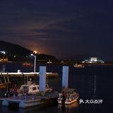 中秋夜看月出东方 从山后升起倒映在水中