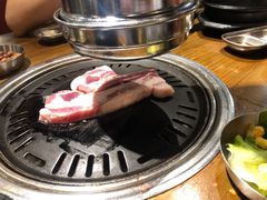 厚切猪肉-·缸桶屋·韩式牛肋条自助烤肉(西湖D11店)