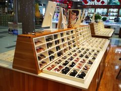 -MiRi眼镜连锁·蔡司·尼康控优点合作店(莘庄店)
