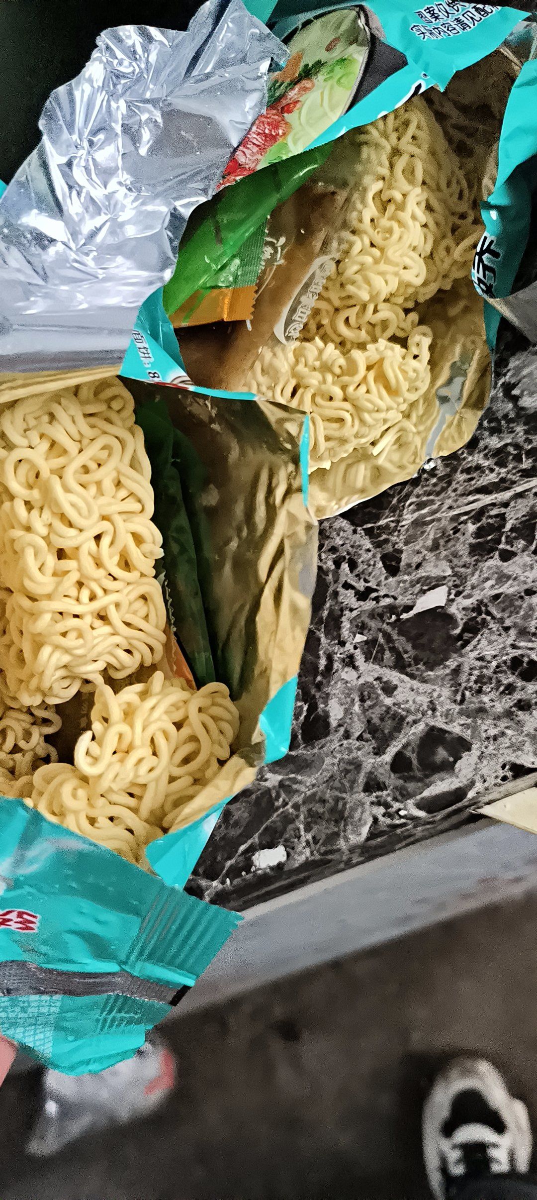 破碎的方便面就好像我破碎的心啊