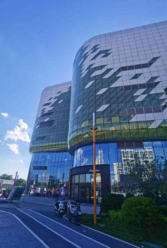 鸿坤广场-"同事推荐的地方,和地铁有段距离,内设永辉.