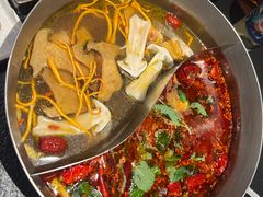 跑山鸡野菌锅拼酸辣锅底-滇牛云南火锅(桂林路店)