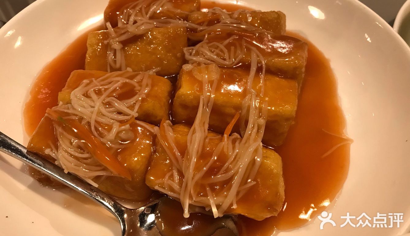 海皇粉丝煲干制的海味跟粉丝炒在一起，非常鲜非常香