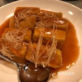 海皇粉丝煲干制的海味跟粉丝炒在一起，非常鲜非常香