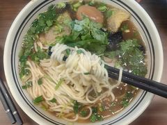 皮肚面加卤蛋-小马牛肉面·牛骨熬制(南京博物院店)