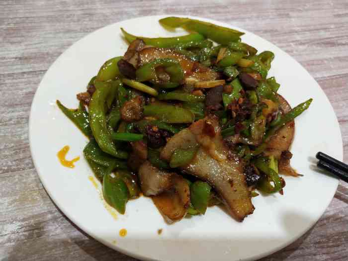 打分    /人 小炒挺好吃的(当然是相对这个价位的快餐店来说) 位置在