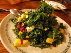 羽衣甘蓝蔓越莓洋葱芝士沙拉-SMOKI & CO(五大道店)