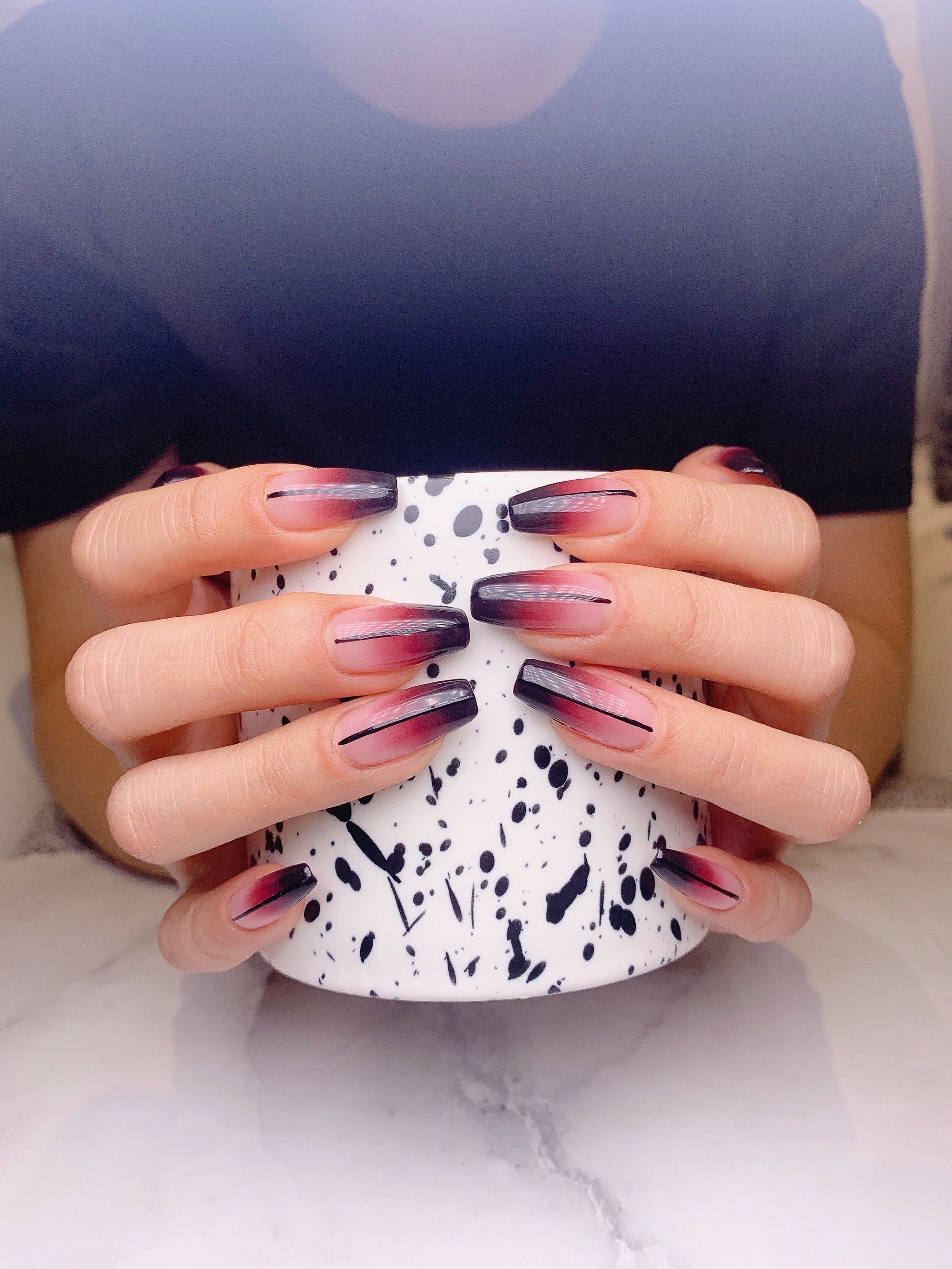 暗红渐变,指尖的深夜玫瑰,巨显才的美甲来了,
夜幕低垂,暗红色的