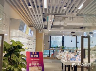 这家店环境不错,挺温馨的,各种小吃免费提供