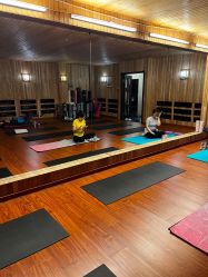 -威思丽高温瑜伽会馆
