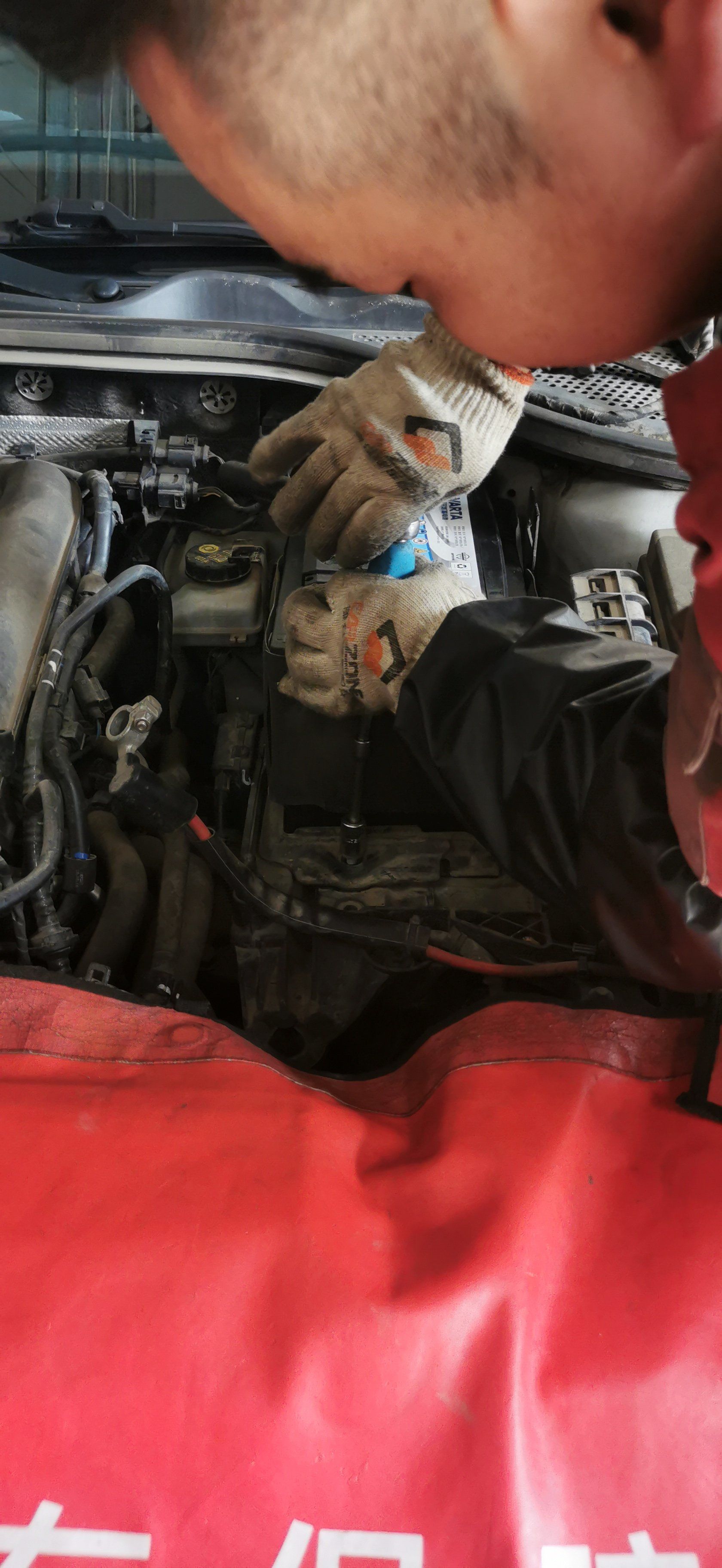 今天车突然打不着火,是电瓶没电了,得换电