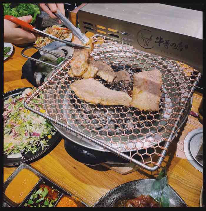 牛哥的店炭火烤肉(王府井府青店)-"94店名:牛哥的店 99【环境】
