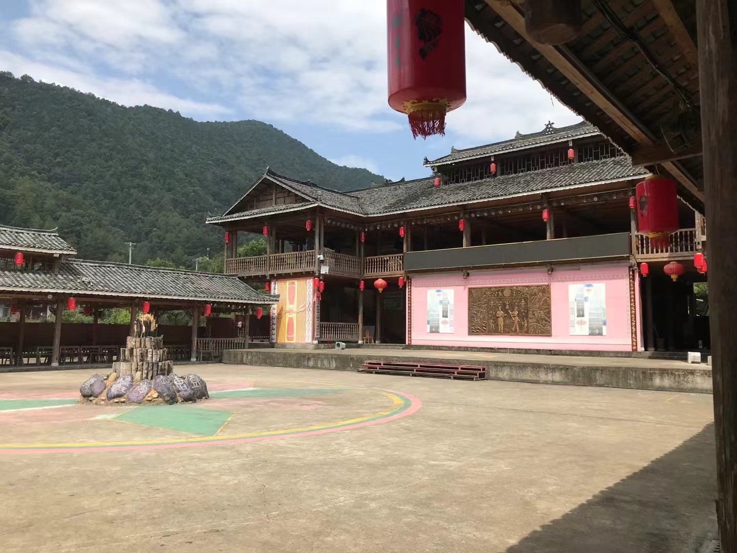 创作者服务中心
桐冲口千年瑶寨是位于湖南省永州市江华县境内狄换