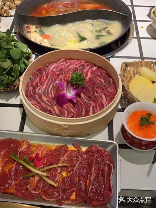 精选阿坝地区的牦牛肉，肉质紧实有嚼劲，口感鲜嫩多汁
