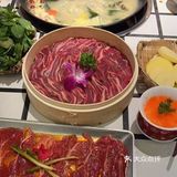 精选阿坝地区的牦牛肉，肉质紧实有嚼劲，口感鲜嫩多汁