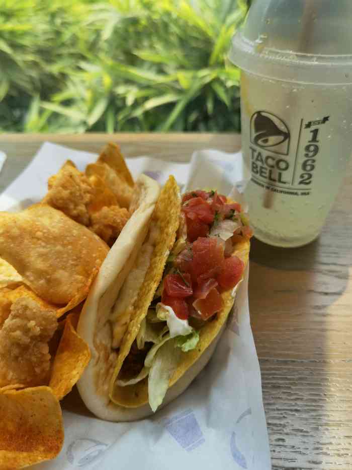 taco bell 塔可钟(民田路店)-"百胜旗下的快餐店,主打墨西哥卷饼,记得