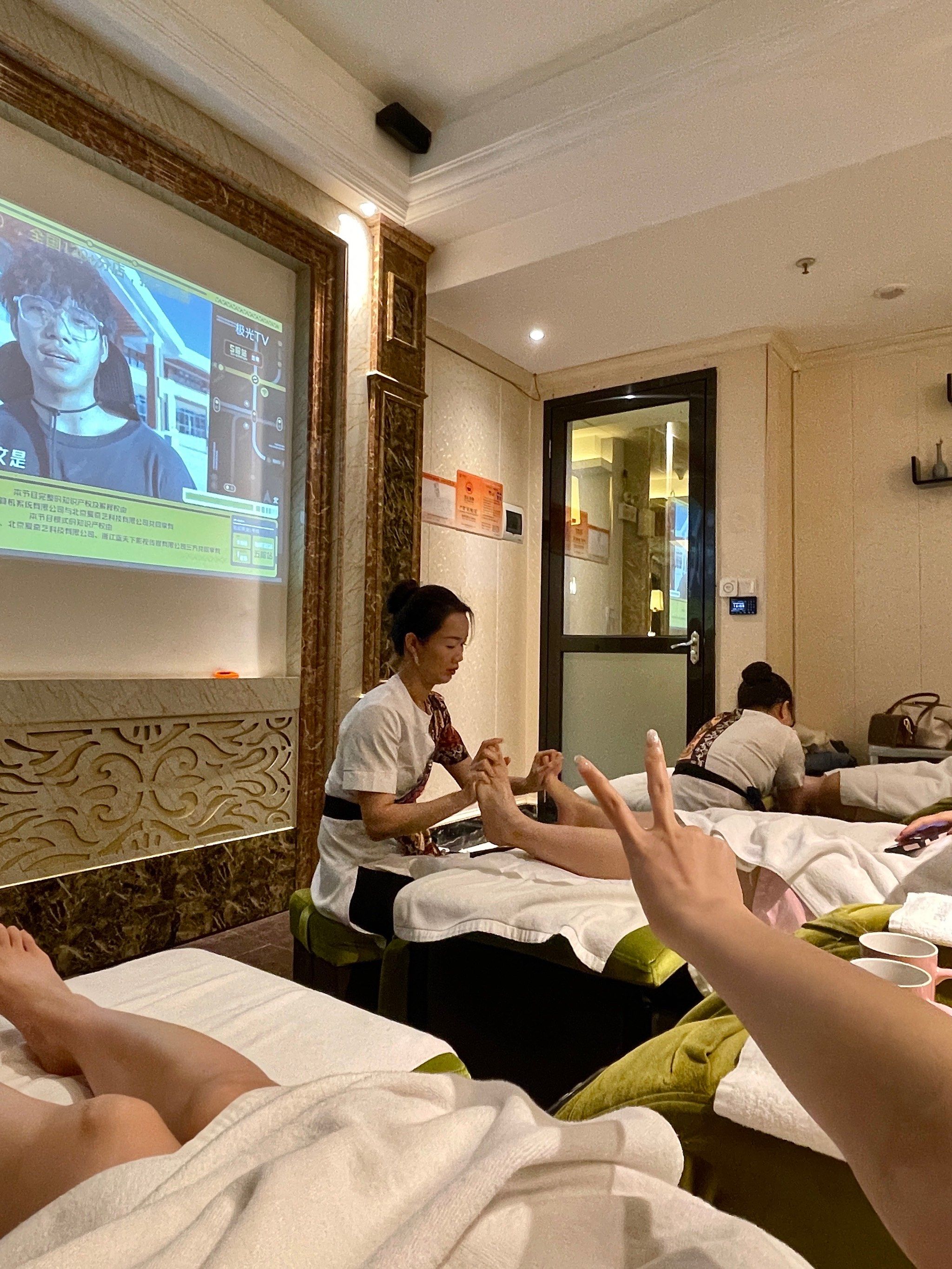 和姐妹的这次养生局直接打开聚会新方式
一起边沐足边看电影 get