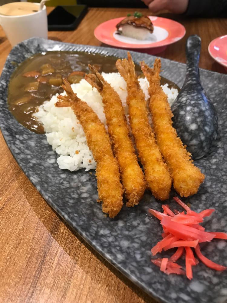 看见他家人不多 带娃坐的宽松点的 正要放手去拿旋转台上的寿司 结果