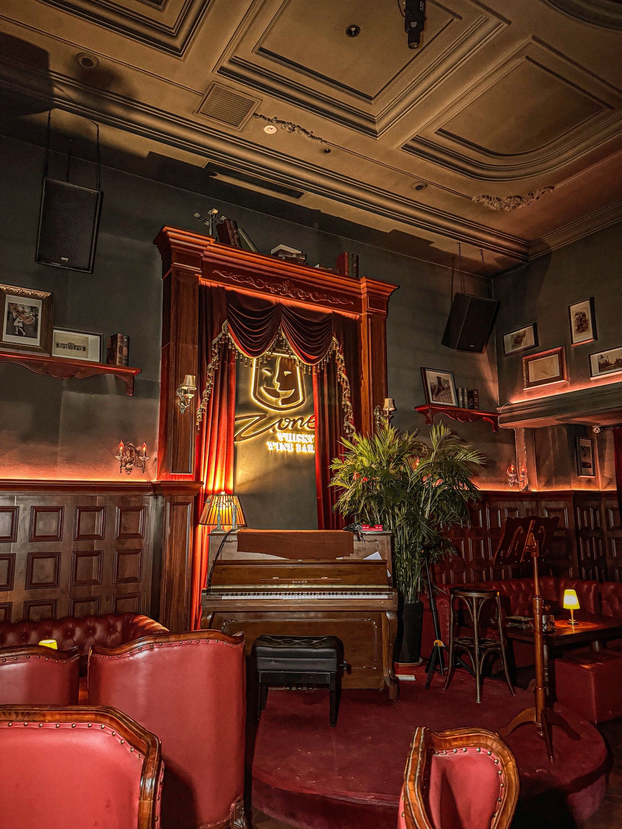 乌鲁木齐超复古的红色主题酒吧 
暗红色的布置加上梦幻灯光 