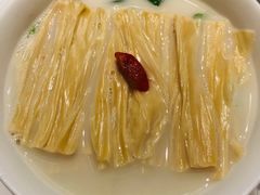 鲜鱼汤煮豆苗-粤界(望京金辉店)
