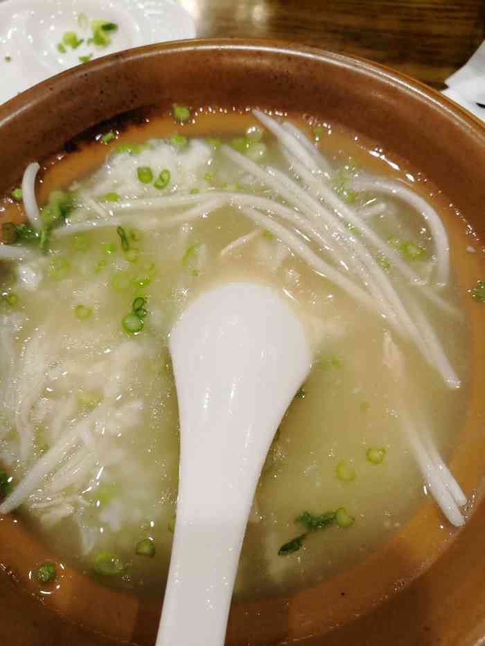 点了鱼翅泡饭.很鲜很补的感觉.大姨妈来的时候来一盆不错不错.