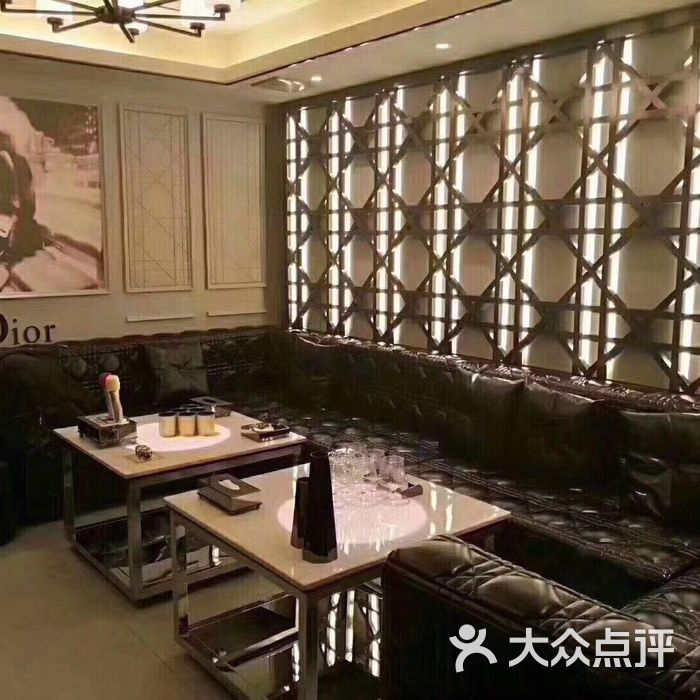 诗瑞娜酒吧
