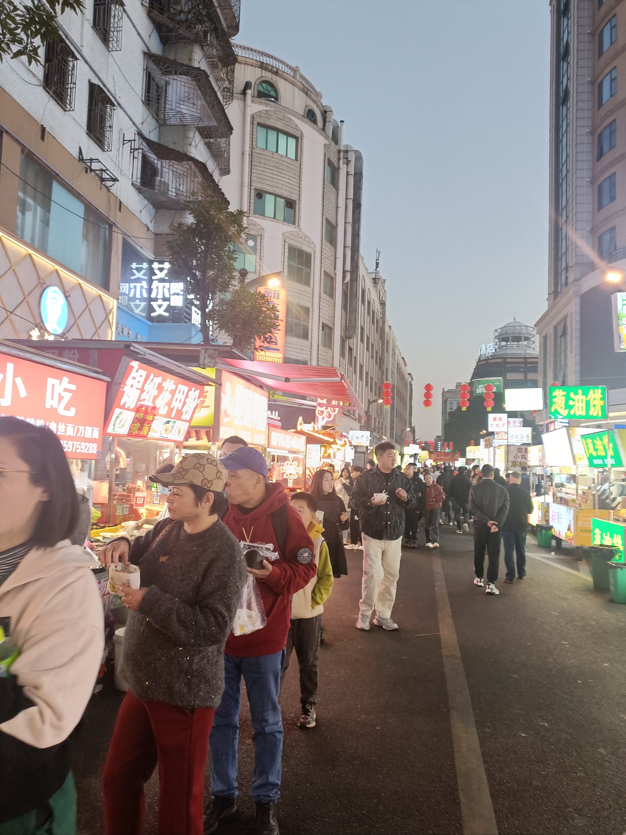 夜市逛不停,美食吃不停