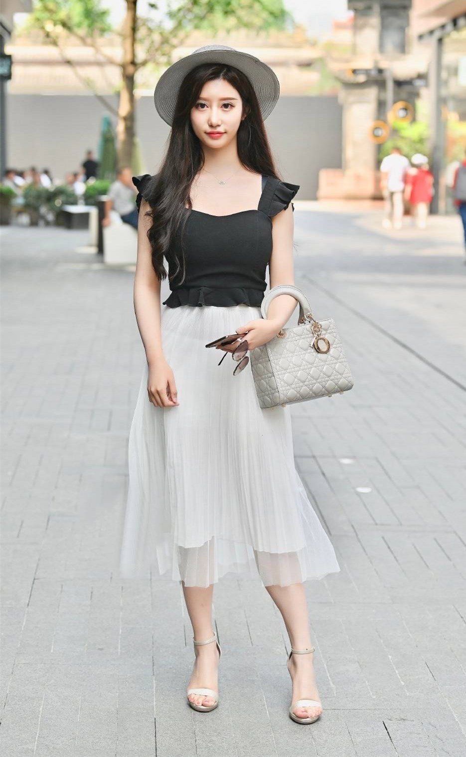 小姐姐用灰裙子配凉鞋