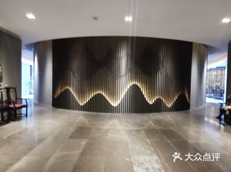 在设计上，为广州带来了近年少见的新中式士大夫宅邸