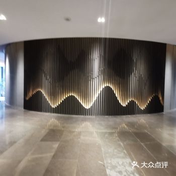 在设计上，为广州带来了近年少见的新中式士大夫宅邸