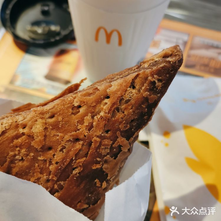 新出的黑黑好巧三角派，单点了一个，最外层是酥皮