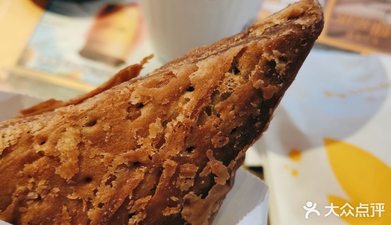 新出的黑黑好巧三角派，单点了一个，最外层是酥皮