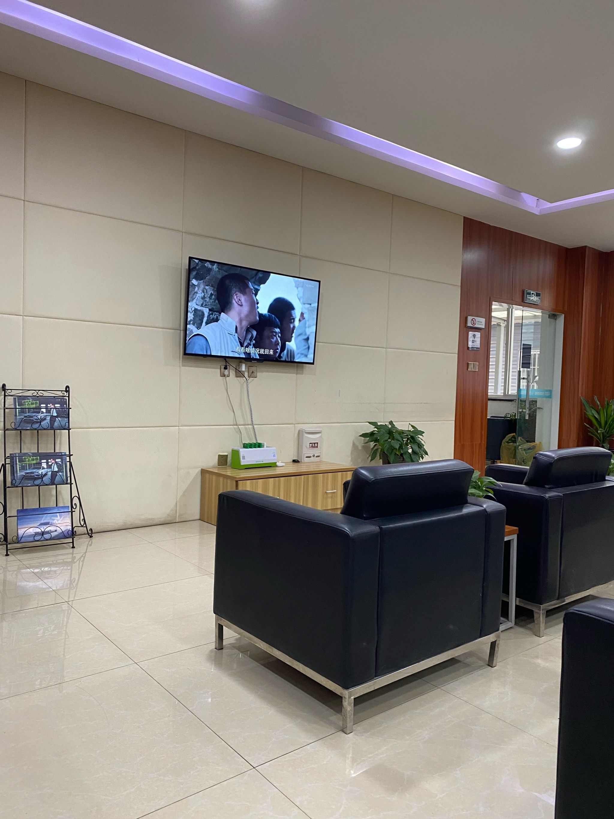 4s店休息室隔着玻璃墙就能看到车间汽车保养,还可以进保养车间亲自看