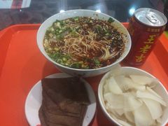 -牛一嘴·兰州牛肉面·大盘鸡(财富中心店)