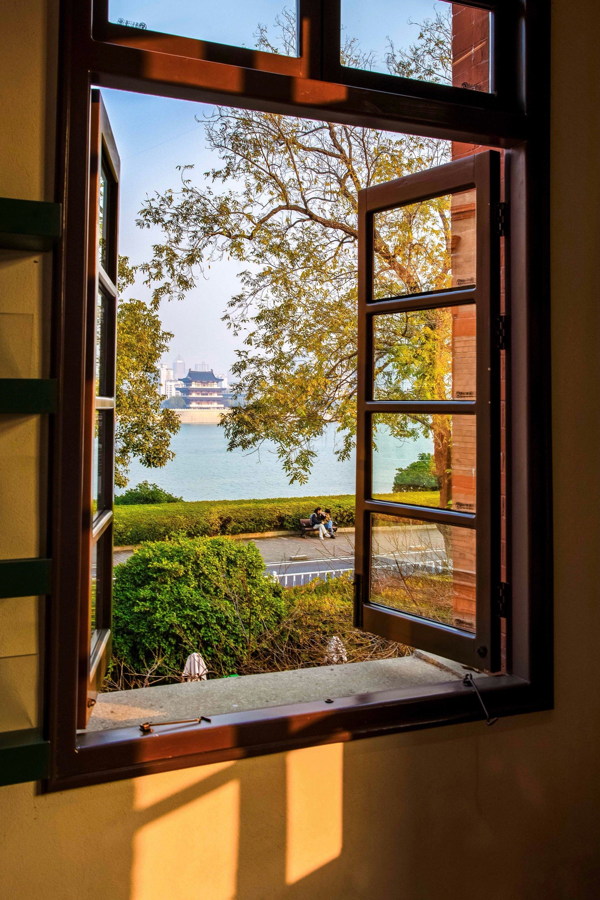 🍊✨没想到在橘子洲上的百年老建筑上,推开复古的木质窗户,眼前的