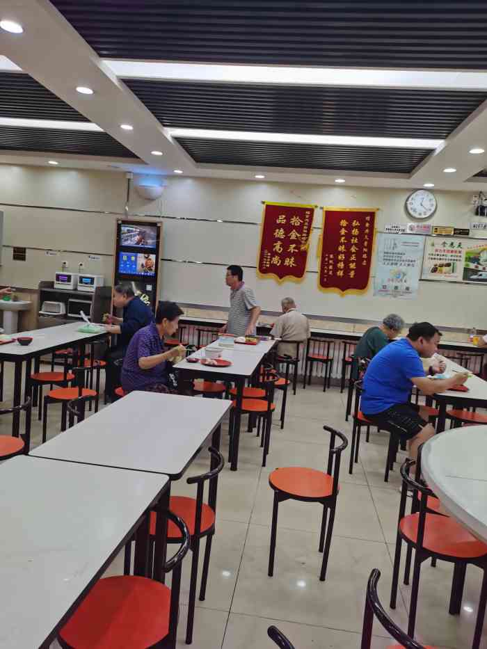 食为天快餐(贵阳路店)-"舌尖3爆燃煎饼果子,其实天津人对于煎饼果.