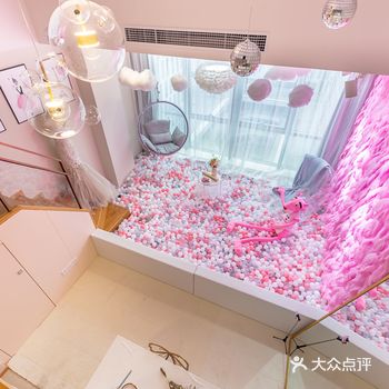 -房间满满海洋球池里还有超大面积粉色网红羽毛墙