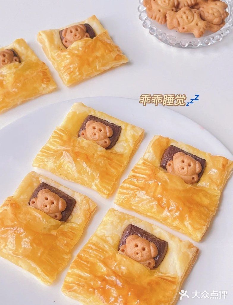 再将底部酥皮向上折起来，用叉子将边边压一下