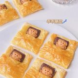 再将底部酥皮向上折起来，用叉子将边边压一下