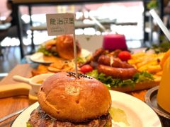 经典手打牛肉堡-龙治汉堡(中华城店)