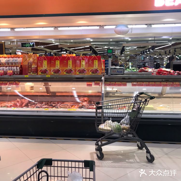 家门口坐车2站的幸福超市就成为了首选，超市干净整齐