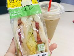 香草烟熏鸡肉三明治-全家便利店(法华寺街店)