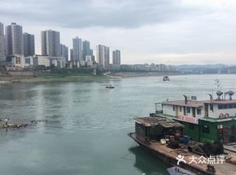 去吃抄手的路上看到河边隐约有人影 吃完抄手回来还没散场