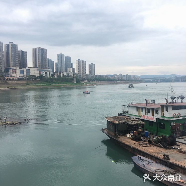 去吃抄手的路上看到河边隐约有人影 吃完抄手回来还没散场