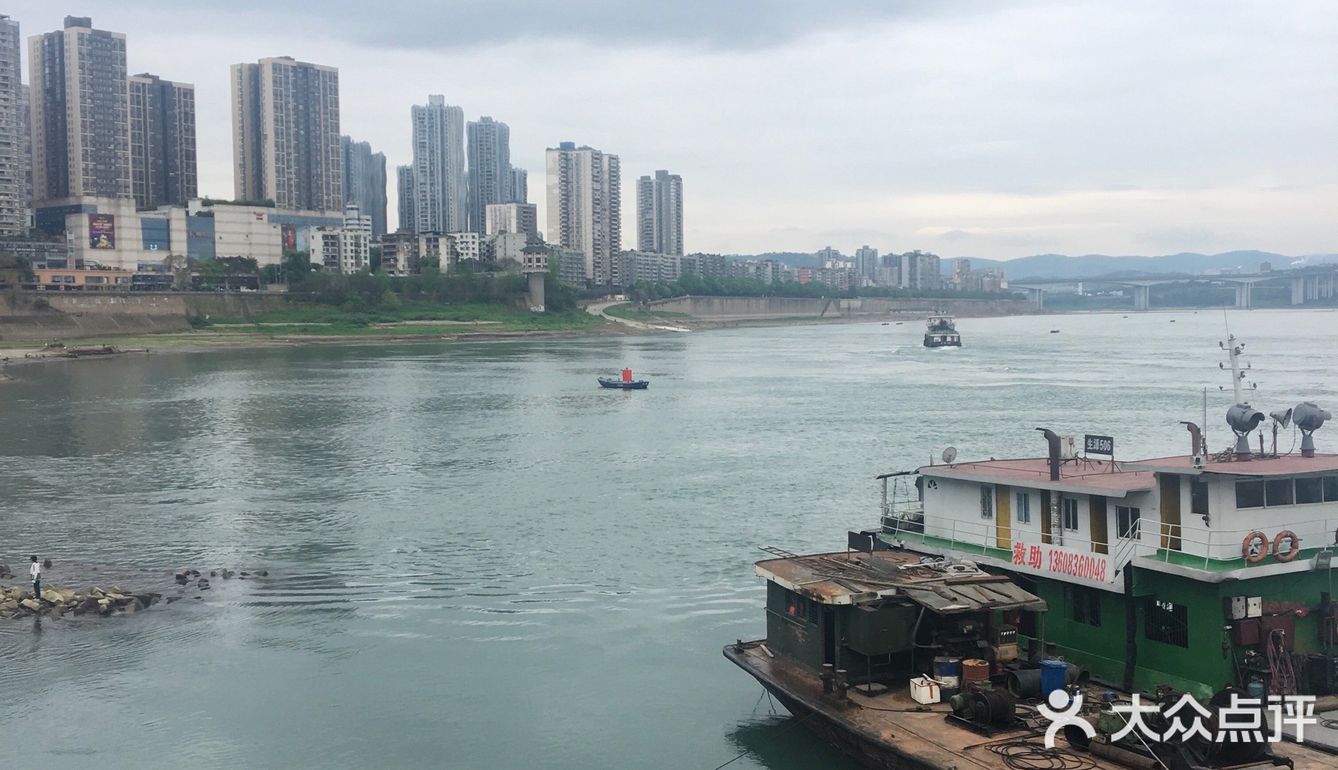去吃抄手的路上看到河边隐约有人影 吃完抄手回来还没散场