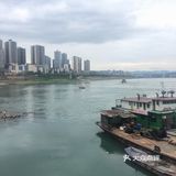 去吃抄手的路上看到河边隐约有人影 吃完抄手回来还没散场