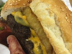 特色牛肉汉堡-HELLO 27 意面·沙拉·帕尼尼