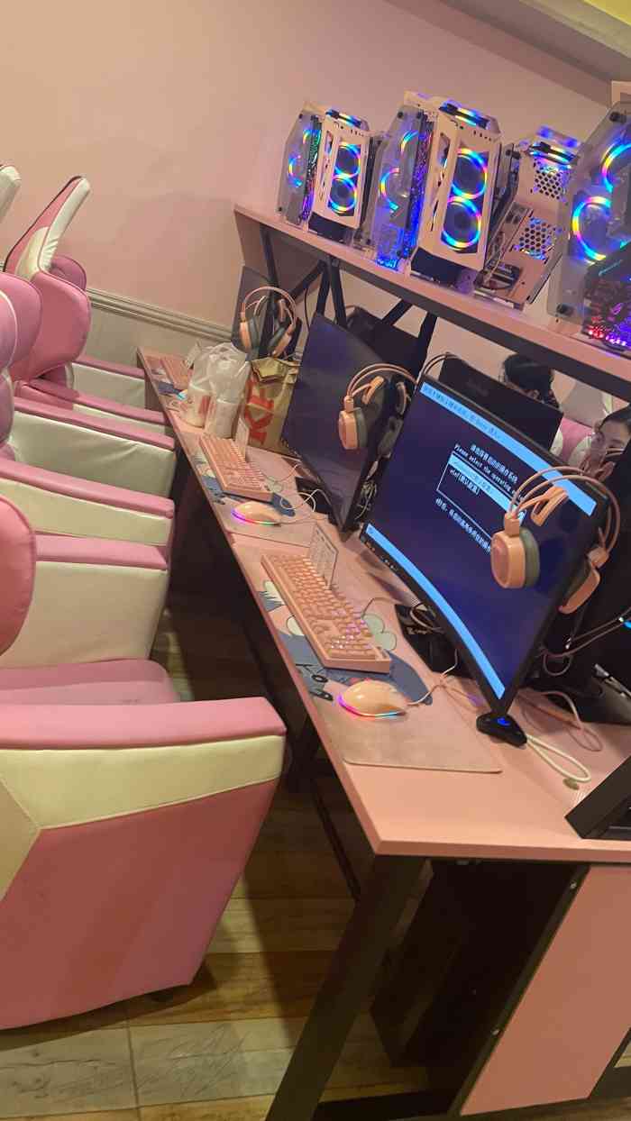 魔兔网咖(宝龙广场店)-"看附近网吧,就这个比较高星,想着来上个网.