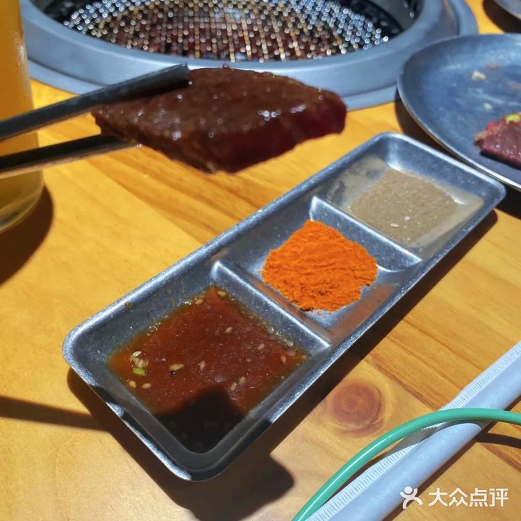 这家烤肉店真解放双手！体会帅哥烤肉的快乐！