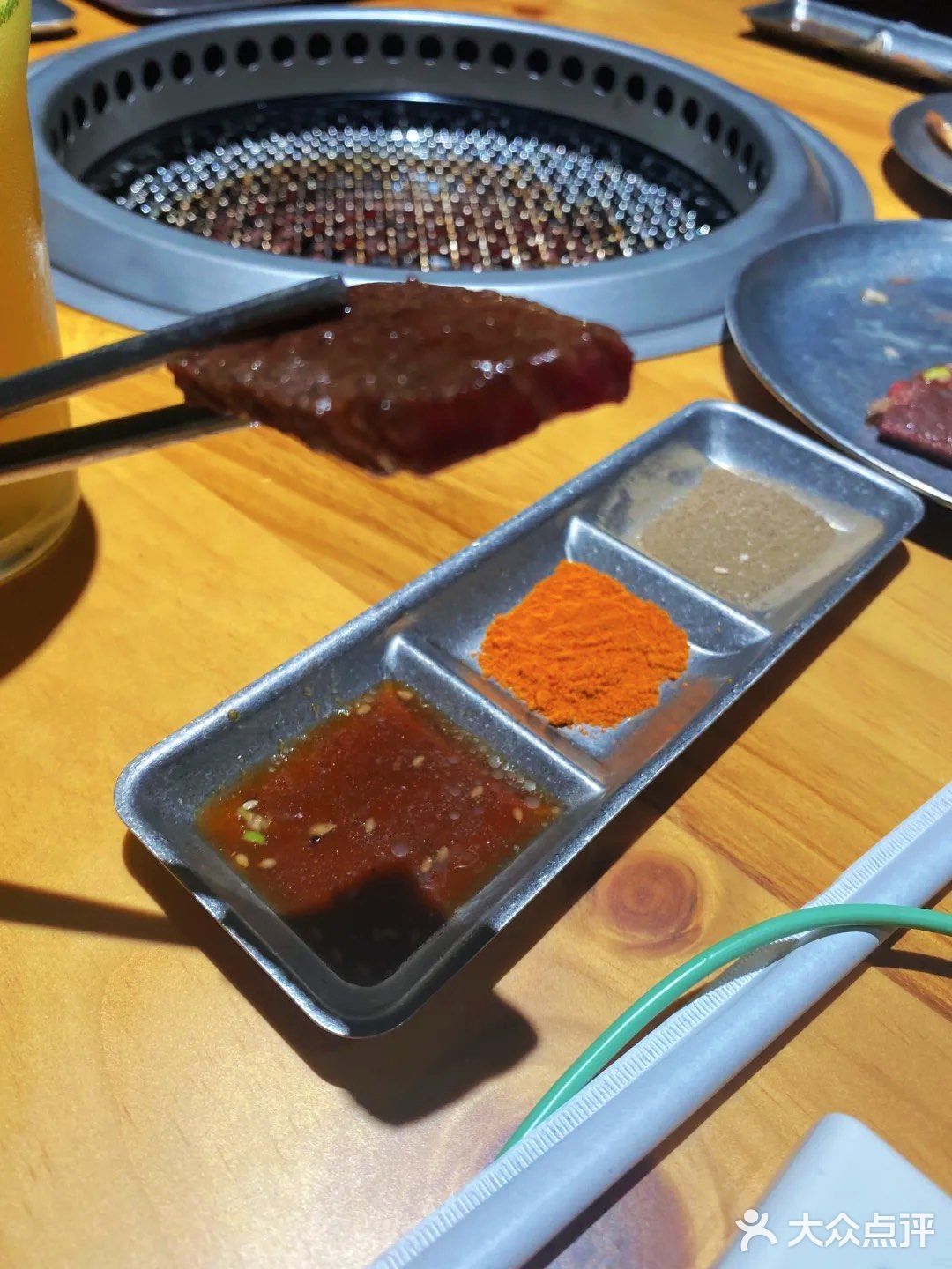 这家烤肉店真解放双手！体会帅哥烤肉的快乐！